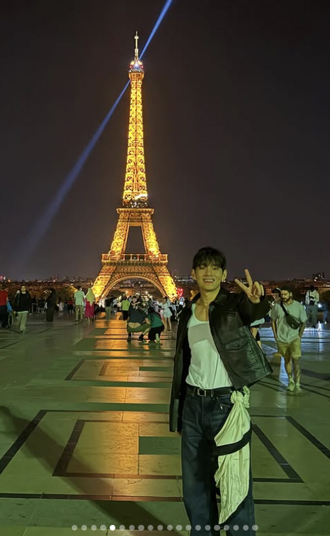 BTS V Flaunts Bulked-Up Physique in Paris