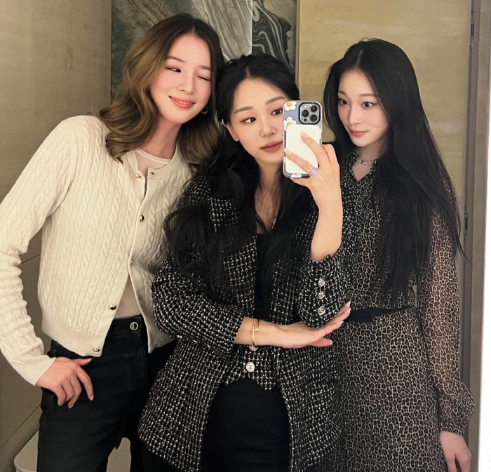 Chaebol to Chaebol...Daelim's granddaughter Lee Ju-young congratulates Shinsegae's granddaughter Annie on winning first place