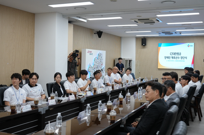CJ Korea Express, where a single company is the founder of a 10-sports team for the disabled, is a tall bridge man