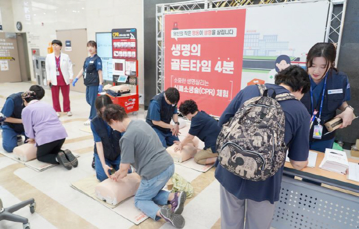 Golden Time of Life 4 Minutes CPR...Incheon St. Mary's Hospital operates an experience booth