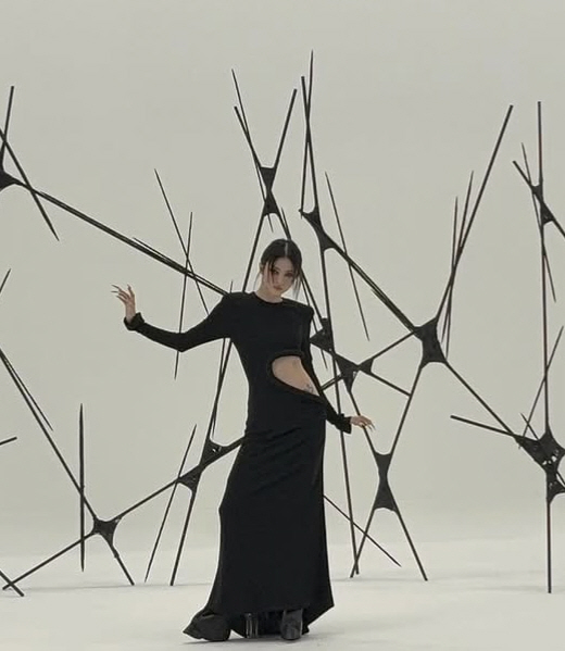 Han So-hee Exposes Pelvic Tattoo with an incision dress..an explosion of decadence
