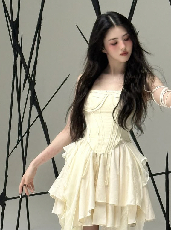 Han So-hee Exposes Pelvic Tattoo with an incision dress..an explosion of decadence