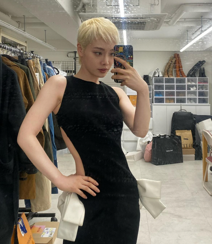 He felt frustrated at failing to audition for Kim Hi-ra, and recalled his unknown days as a dressmaker (a table for four)