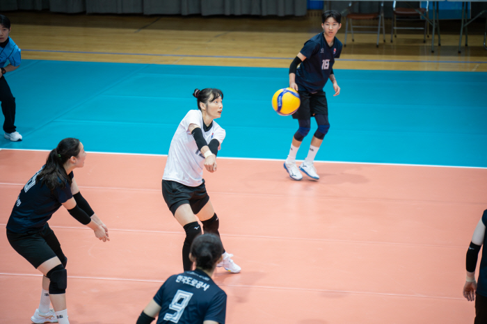 I want to play volleyball longer...Maybe fate, Moon Jung-won's volleyball clock that never stopped is now a complete libero