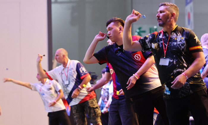 K darts, amazing! 3,500 people from all over the world who are obsessed with darts, Incheon Songdo Unjip, K-Dart Festival Seonghwang Top Ranker Han Woong-hee, and Top Ranker Gates, thumbs up!