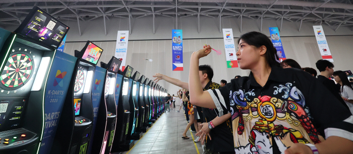 K darts, amazing! 3,500 people from all over the world who are obsessed with darts, Incheon Songdo Unjip, K-Dart Festival Seonghwang Top Ranker Han Woong-hee, and Top Ranker Gates, thumbs up!