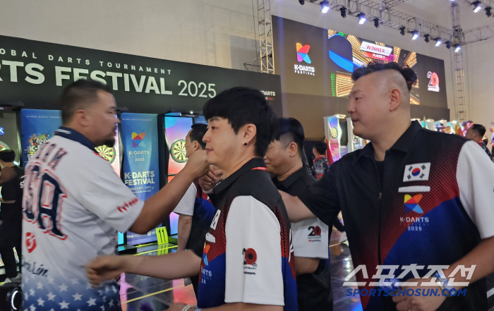 K darts, amazing! 3,500 people from all over the world who are obsessed with darts, Incheon Songdo Unjip, K-Dart Festival Seonghwang Top Ranker Han Woong-hee, and Top Ranker Gates, thumbs up!