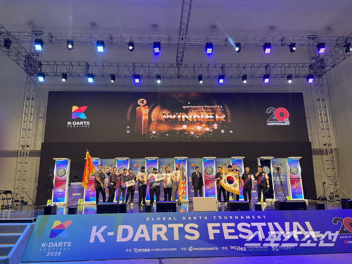 K darts, amazing! 3,500 people from all over the world who are obsessed with darts, Incheon Songdo Unjip, K-Dart Festival Seonghwang Top Ranker Han Woong-hee, and Top Ranker Gates, thumbs up!