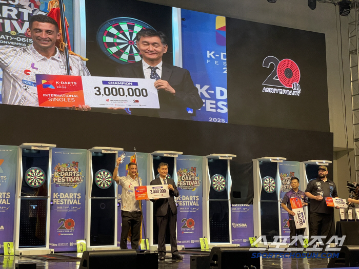 K darts, amazing! 3,500 people from all over the world who are obsessed with darts, Incheon Songdo Unjip, K-Dart Festival Seonghwang Top Ranker Han Woong-hee, and Top Ranker Gates, thumbs up!
