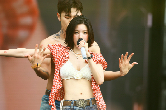 Kwon Eun-bi tore the water bomb again this year, and the bikini got even closer