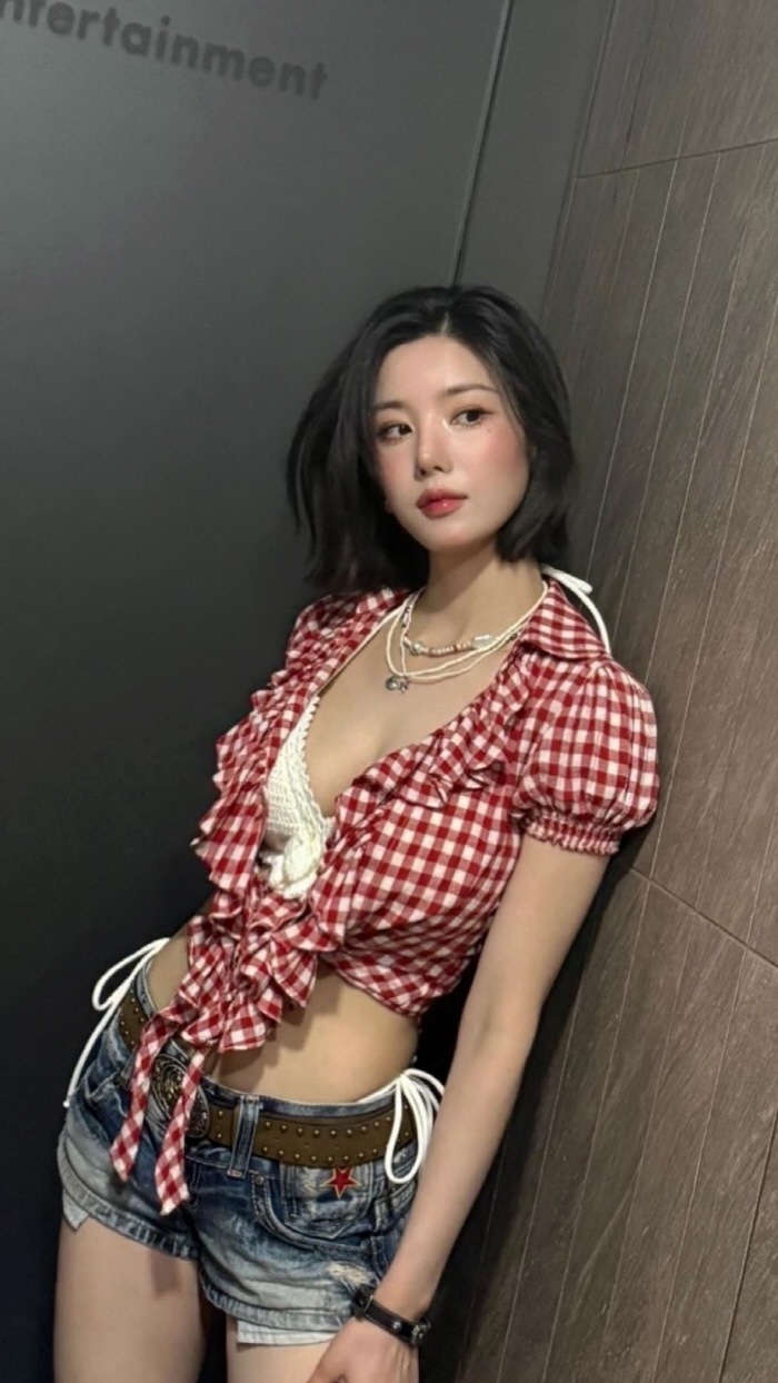 Kwon Eun-bi, who tore the water bomb apart, and her bikini body heightened stimulation performance is hot