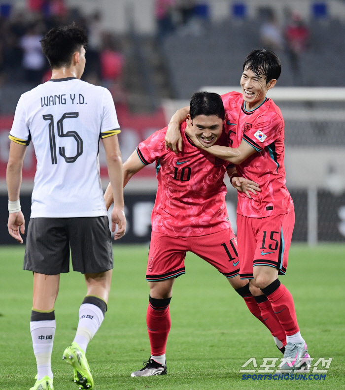 Lee Dong-kyung's left foot, the first goal of the fantastic kick, is real. The European team is in line for the second-term competition 
