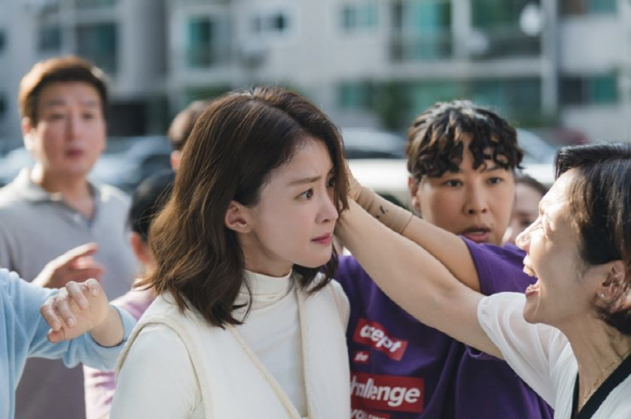 Lee Si-young was caught in the hair by an apartment resident...a chaotic scene (Salon de Holmes)