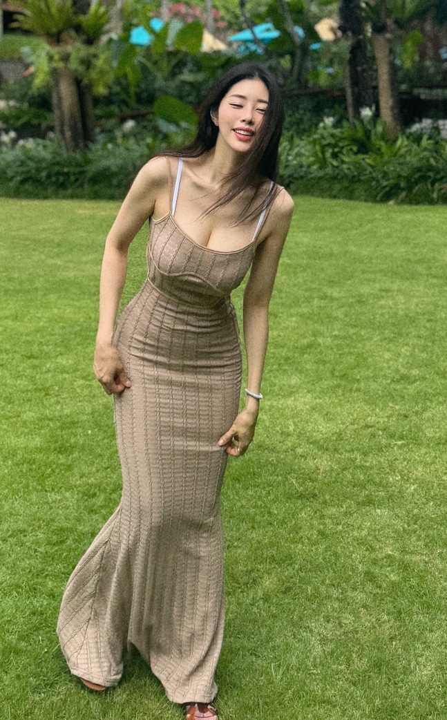 The new bride must be good...Jang Sung-gyu, director of the company ♥ Seo Dong-ju took a picture of a deep dress body TOP