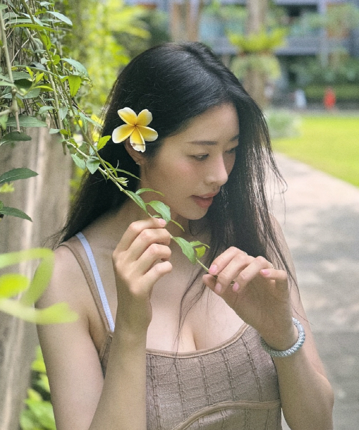 The new bride must be good...Jang Sung-gyu, director of the company ♥ Seo Dong-ju took a picture of a deep dress body TOP