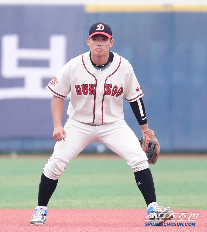  Deoksu Eom Jun-sang is watching shortstop defense