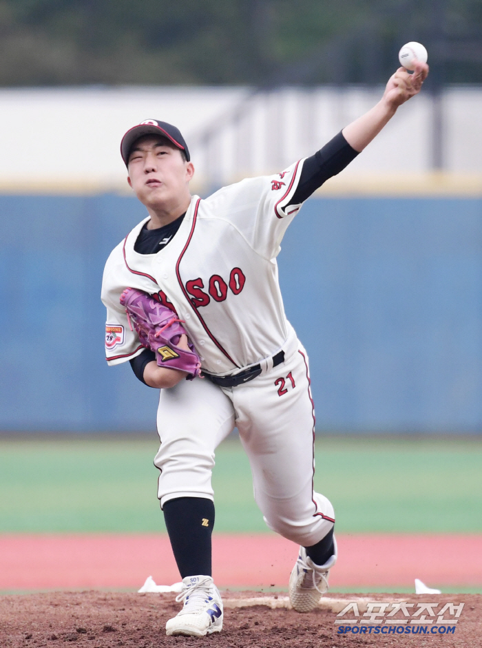  Deoksu, Lee Ji-seung, Jinyoung High School's starting pitcher