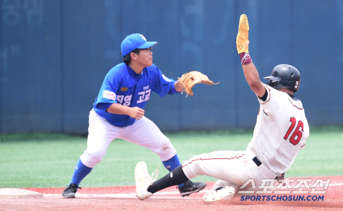  Deoksu Park Jonghyuk goes to third base to score extra points