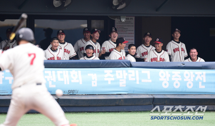  Deoksu players are cheering for us