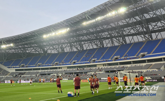  I can't believe there aren't so many Korean and Chinese spectators at the East Asian Cup..