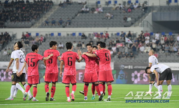  Joo Min-gyu scored an additional goal quickly against China. 20