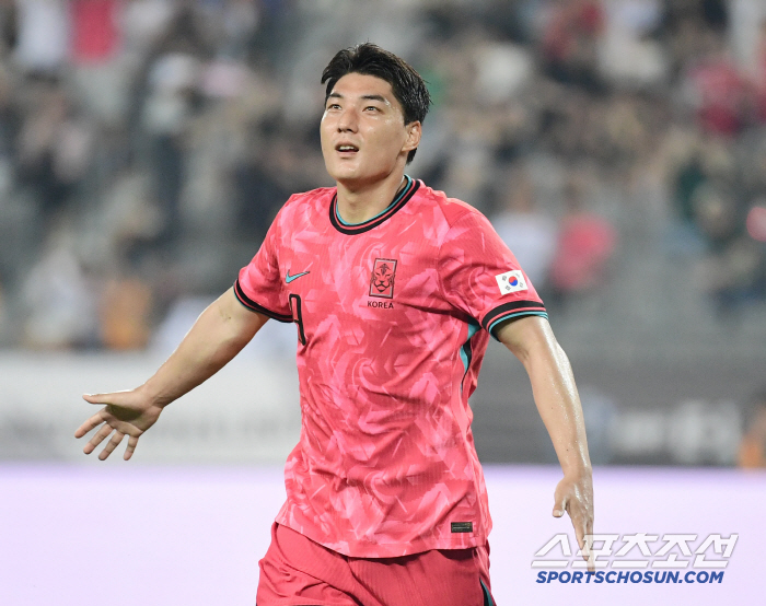  Joo Min-gyu scored a happy goal against China