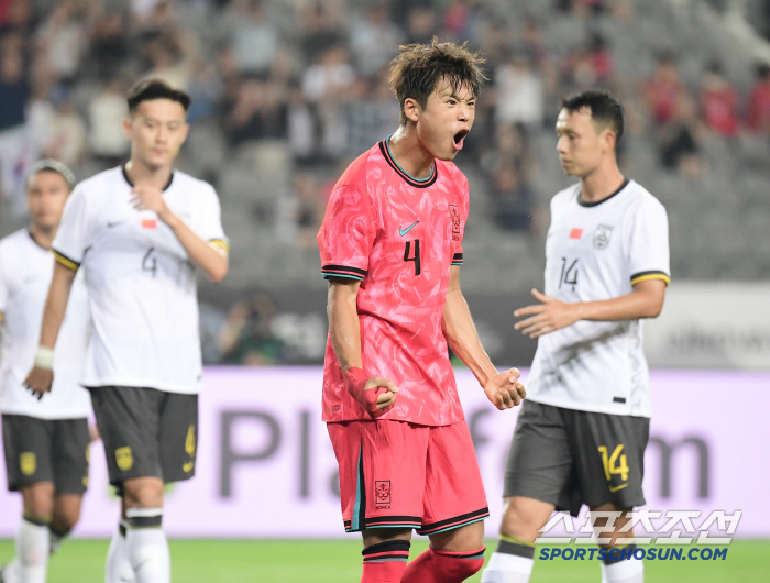  Kim Joo-sung scored his third goal in the second half of the corner kick situation