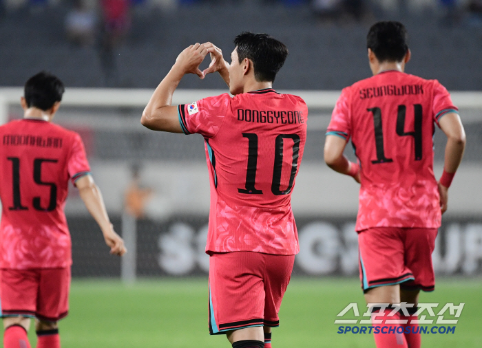  Lee Dongkyung, first goal soccer fans, I love you