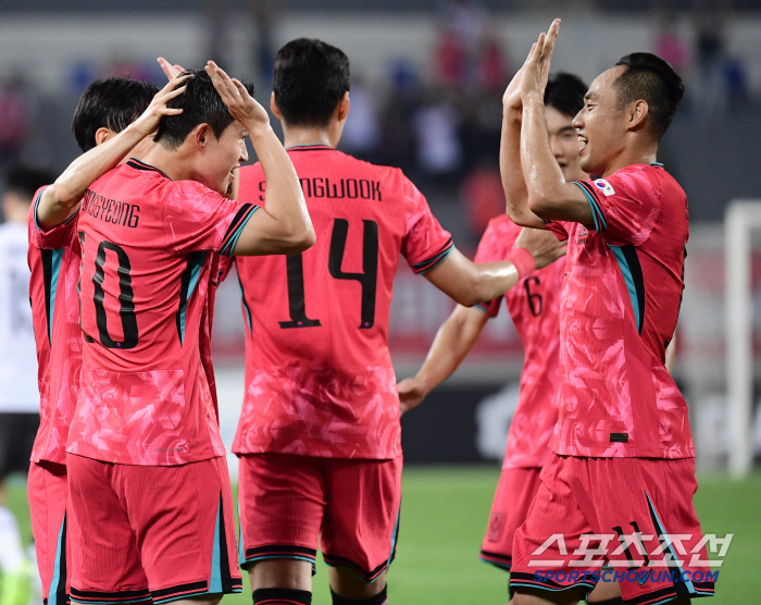  Lee Dongkyung's pleasant first goal