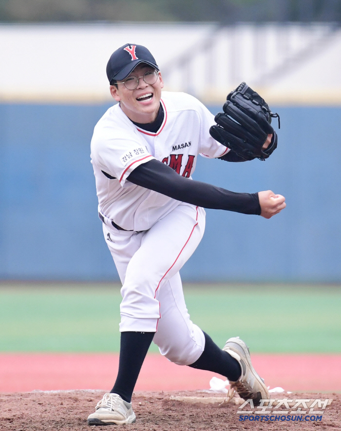  Park In-wook of Masan Yongmago Blue Dragon Flag Appears, Strong Pitching