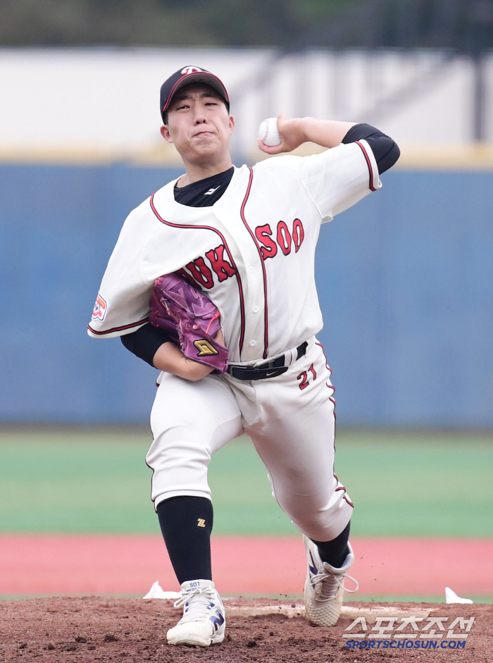  A powerful pitch to Deoksu Lee Ji-seung