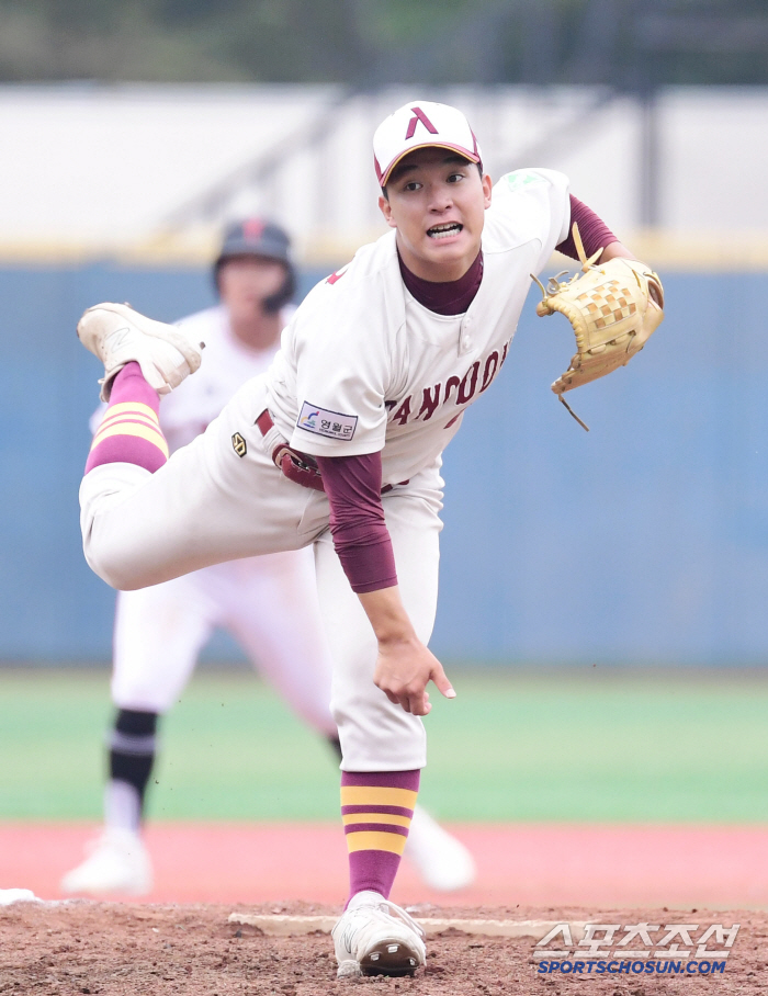  Sangdong High School's Yoon Do-kyu Cheongryonggi enters the round of 16 with a strong pitch