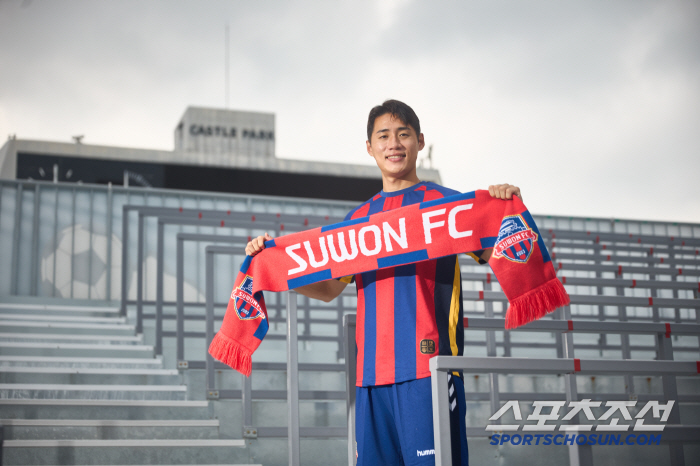 Report to Castle Park! Han Chan-hee left Pohang and wore Suwon FC uniform