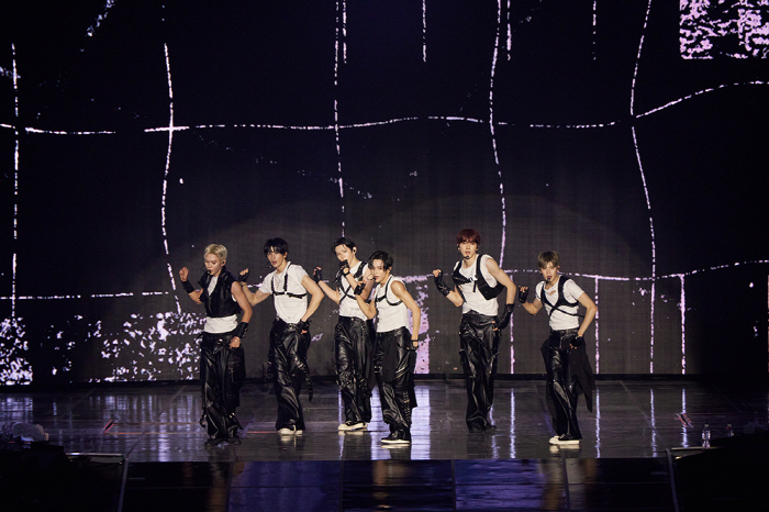 RIIZE Kicks Off First Solo Concert, Attracting 31,000 Fans Over Three Days