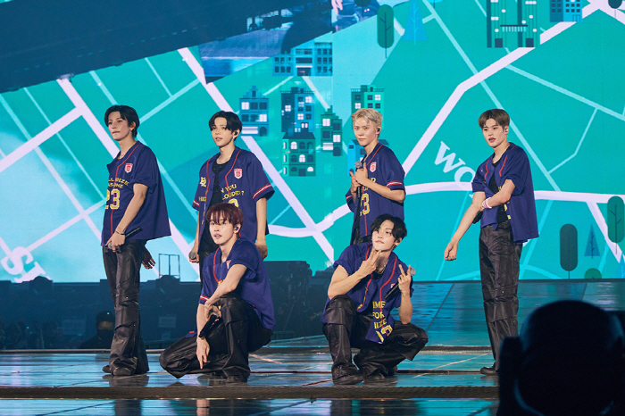 RIIZE Kicks Off First Solo Concert, Attracting 31,000 Fans Over Three Days
