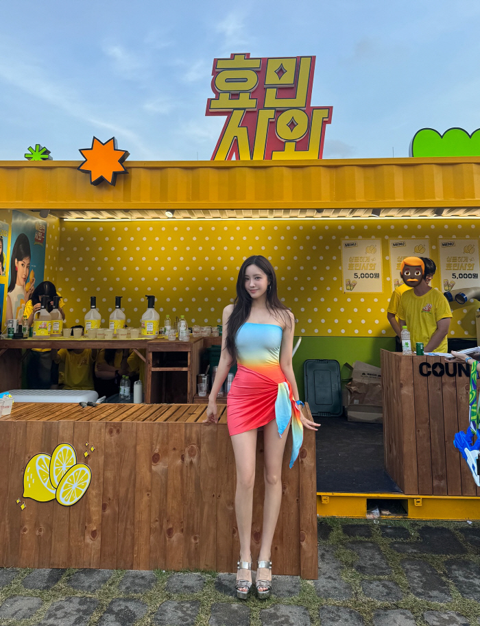  'Is Barbie doll for real?' Hyomin, who came to Water Bomb wearing a bikini, looks at her overwhelming body
