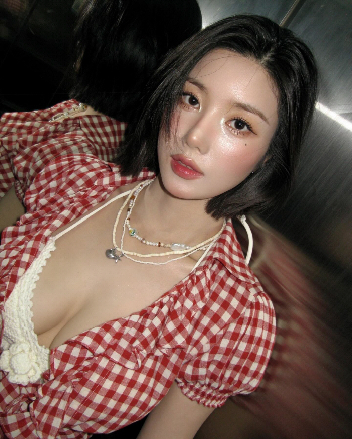  Kwon Eun-bi's 'Body that feels like exploding inside a checkered shirt' behind-the-scenes of Water Bomb...I ripped it again this year
