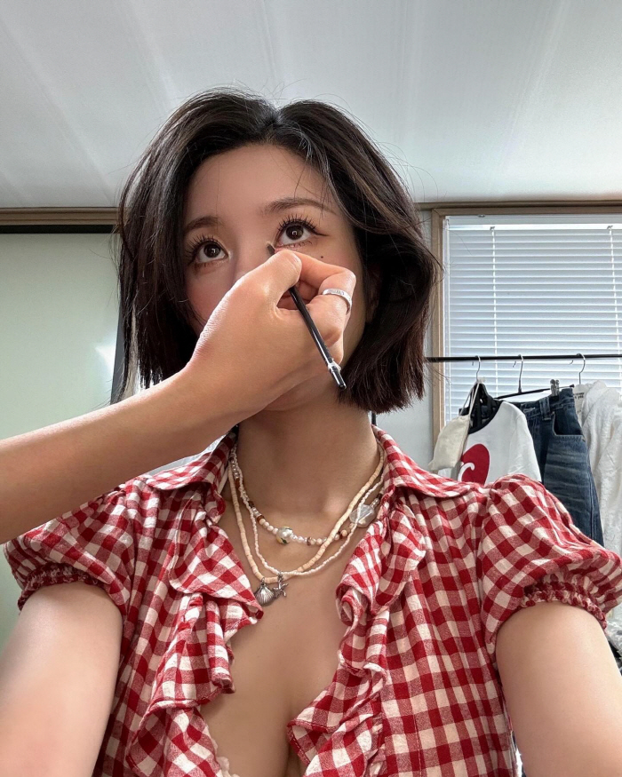  Kwon Eun-bi's 'Body that feels like exploding inside a checkered shirt' behind-the-scenes of Water Bomb...I ripped it again this year