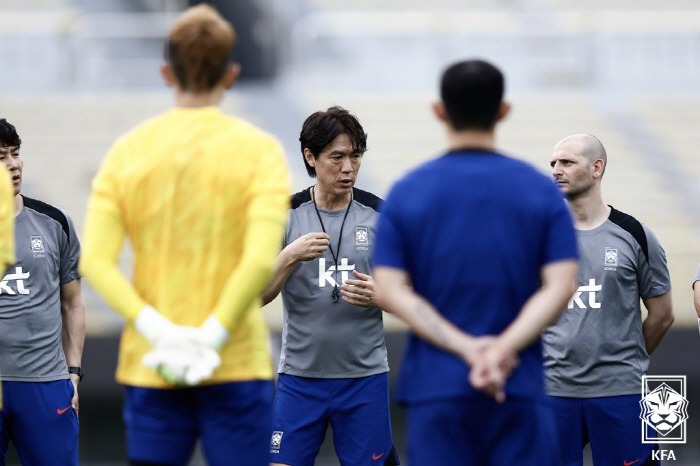 War start Hong Myung-boho's modified three-back operation, resident Kyu-moon, Seon-min Lee Dong-kyung and three-top Kim Bong-soo's debut match (line-up against China)