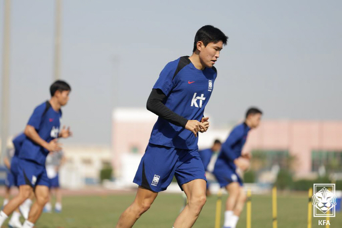 War start Hong Myung-boho's modified three-back operation, resident Kyu-moon, Seon-min Lee Dong-kyung and three-top Kim Bong-soo's debut match (line-up against China)
