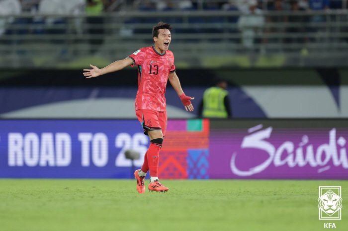 War start Hong Myung-boho's modified three-back operation, resident Kyu-moon, Seon-min Lee Dong-kyung and three-top Kim Bong-soo's debut match (line-up against China)