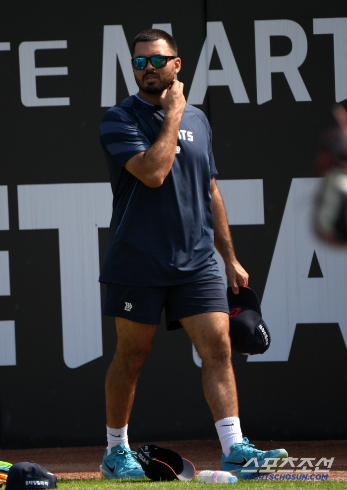 0% chance of precipitation 34 degrees Celsius  50% humidity not beaten by the heat wave! There are three days left in the first half...Lotte is training hard today as well. 