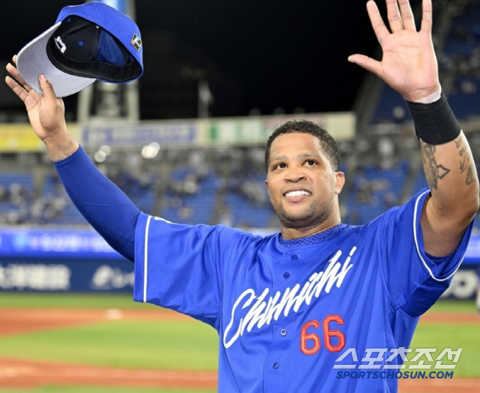After failing to renew the contract, he was re-employed nine months later, and despite his career hitting 1,012 hits, he was in his 10th season in Japan, and 36-year-old veteran Japan Dream once more