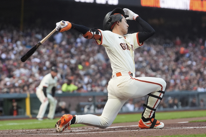 After a full base chance with no outs, a valuable wedge RBI, Lee Jung-hoo jumped to second place in the SFNL West for three consecutive hits