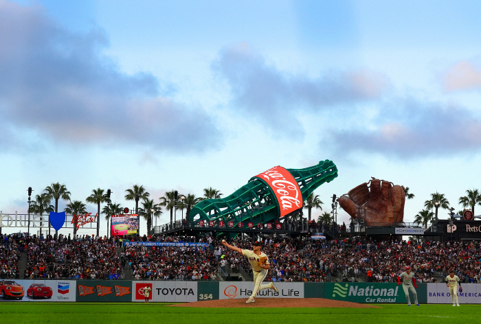 After a full base chance with no outs, a valuable wedge RBI, Lee Jung-hoo jumped to second place in the SFNL West for three consecutive hits