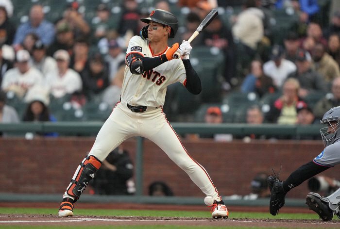 After a full base chance with no outs, a valuable wedge RBI, Lee Jung-hoo jumped to second place in the SFNL West for three consecutive hits