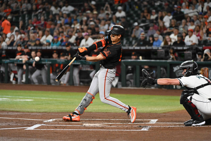 After a full base chance with no outs, a valuable wedge RBI, Lee Jung-hoo jumped to second place in the SFNL West for three consecutive hits