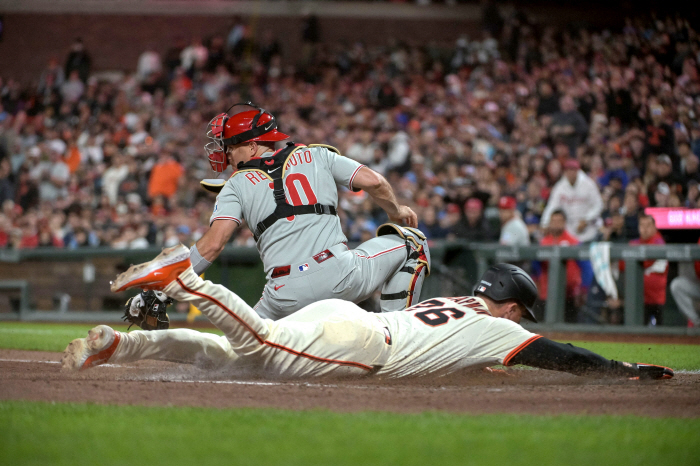 After a full base chance with no outs, a valuable wedge RBI, Lee Jung-hoo jumped to second place in the SFNL West for three consecutive hits