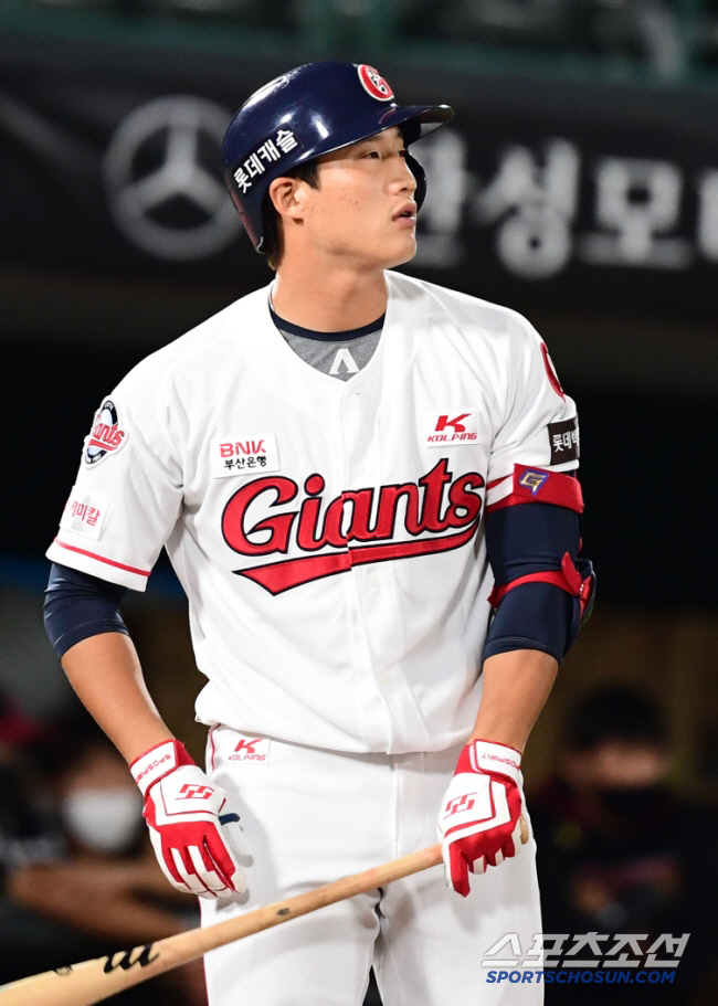 Also, Lotte's headshot nightmare → Coach Kim Tae-hyung also paid attention to the catcher's mask fighting spirit, going to the hospital during the game...Fracture Diagnostics 