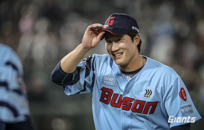 Also, Lotte's headshot nightmare → Coach Kim Tae-hyung also paid attention to the catcher's mask fighting spirit, going to the hospital during the game...Fracture Diagnostics 